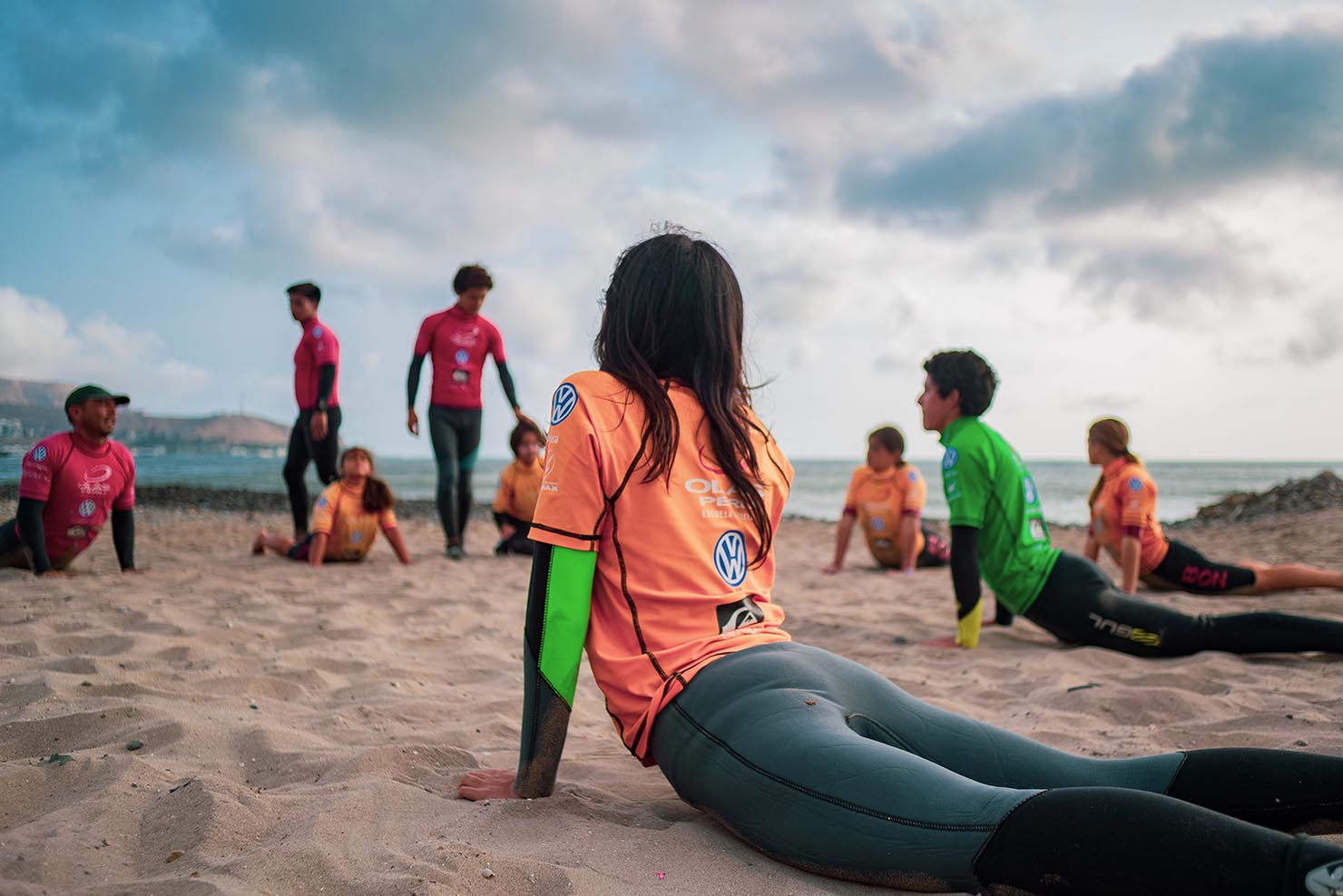 Clases de surf grupales Escuela de Tablas Olas Perú