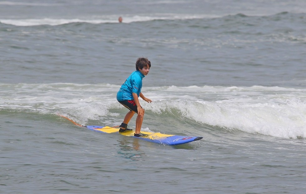 Clases de surf Mini Groms Escuela de Tablas Olas Perú