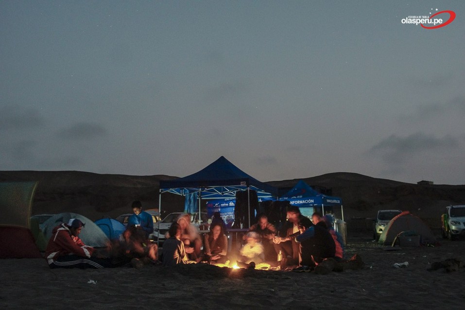 Clases de surf para Surfcamp Escuela de Tablas Olas Perú